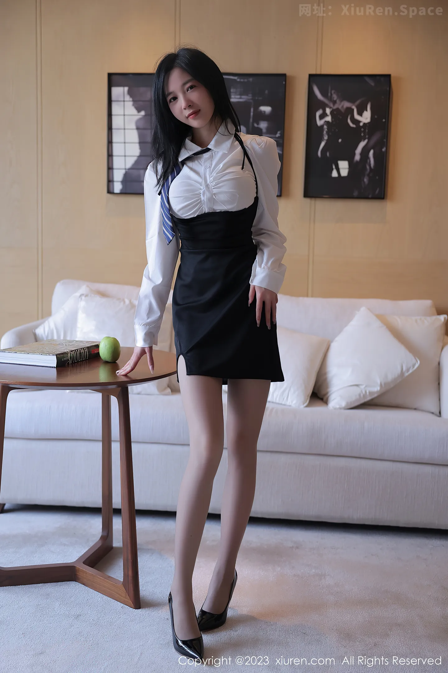 图片[3]-[XiuRen秀人网]2023.03.01 VOL.6342 米娜MnaL 黑色OL制服与红色蕾丝内衣加黑丝美腿性感私房写真集-秀人网官方网站